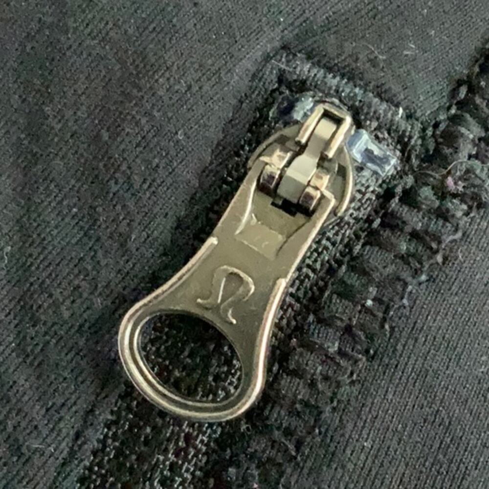 LuLuLemon Tight Mesh Inset Zipper Pockets Capri - Picture 6 of 13